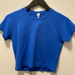 Swiftly Tech Cropped Short-Sleeve Shirt 2.0 in Galactic Cobalt/Galactic Size 6